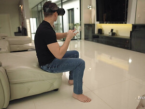 Рыжуля Holly Molly устроила секс втроем с друзьями чтобы вырвать из виртуальной реальности