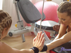 28-сантиметровый член негра помог блондинке испытать анальный оргазм