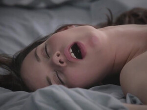 Нежный анальный секс в спальне после длительной разлуки