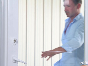 Рабочие дарят двойное проникновение грудастой милфе сделав небольшой перерыв в работе