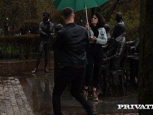 Русская тинка Darcy Dark дала в очко парню после прогулки на первом свидании