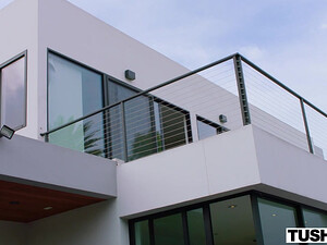 Один парень ебет две молодые попки