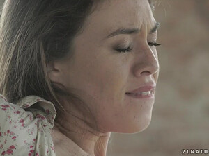 Стройная подружка позволяет трахать ее упругую попу с самого утра