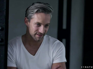 Седовласый мужчина дарит молодой любовнице анальный оргазм