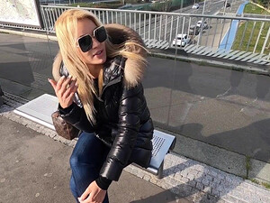 Два черных парня развели блонду Cherry Kiss на двойное проникновение в автобусе