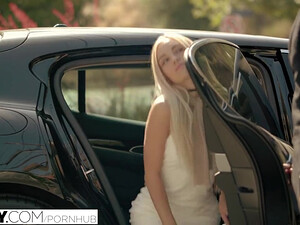 Молодая модель рекламного агентства трахается в анал с охранником