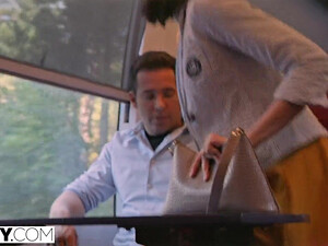 Страстный анальный секс с незнакомцем помог красотке забыть о расставании