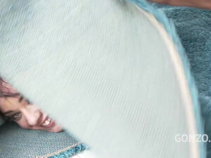 Худенькая Холли Хендрикс круто дрочит очко на кастинге Gonzo перед групповушкой