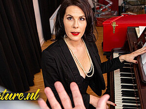 Не сдержался и трахнул в анал французскую учительницу фортепиано