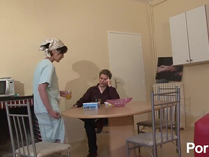 Французская зрелая кухарка трахается с парнем в анал