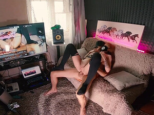 Успешно прошла кастинг и получила кончу в жопу от нового начальника