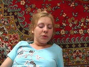 Русская пьяная сука трахается с двумя приятелями в жопу