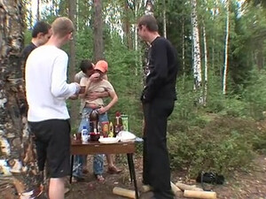 Парни толпой выебли в жопу двух русских студенток на природе