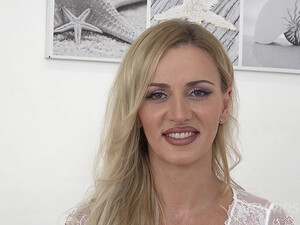 Блондинка Afina Kisser орет от большого черного члена в своей пизде и попке
